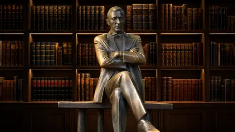 помести памятник на фон полок с книгами и подсвети его…
