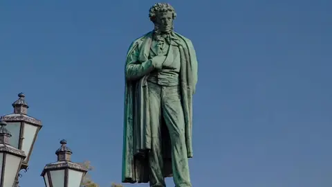 камера совершает орбитальное движение