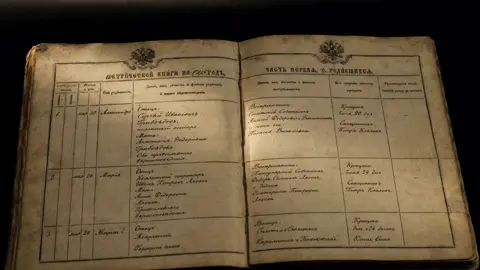 камера рссматривает метрические записи в книге приближаясь…