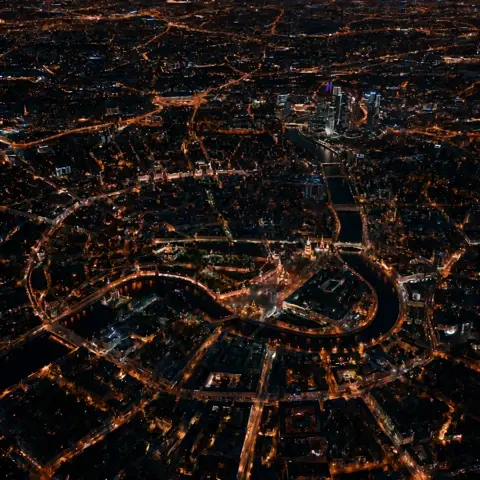 камера статична, неподвижна, ночная москва живет,…