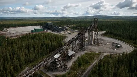 камера медленно движется влево,орбитальный облет медленный