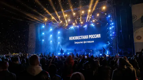 Документальный широкоформатный кадр закрытия музыкального…