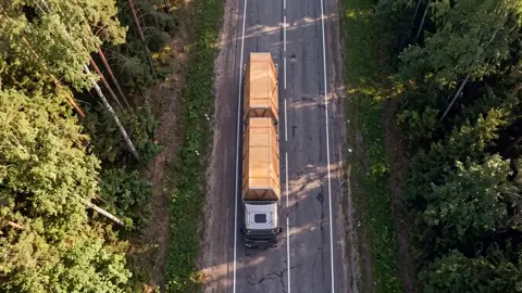 камера сверху вниз снимает, орбитально двигаясь