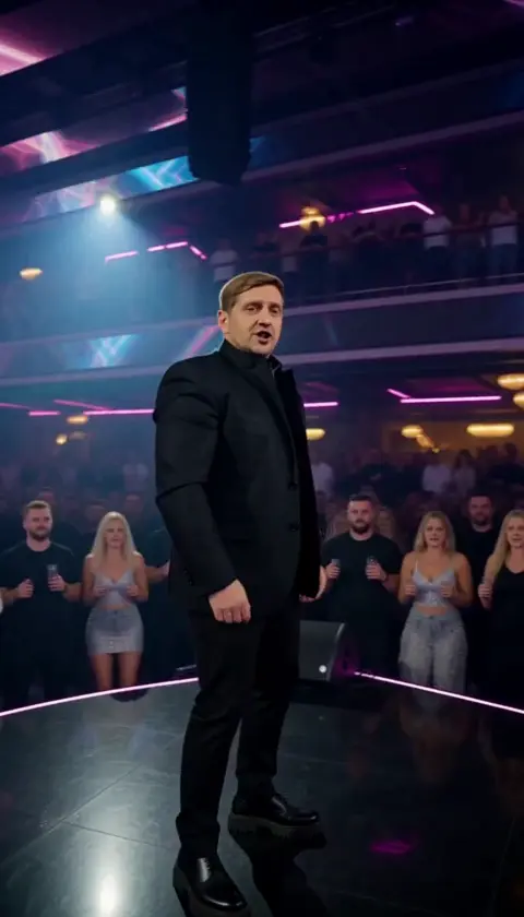 Создай ультрареалистичный музыкальный клип в формате 9:16,…